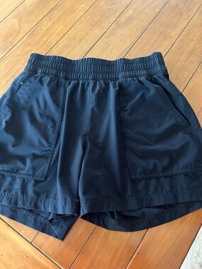 Athleta Black Pull-On Athletic Shorts | Size Small Petite Pockets